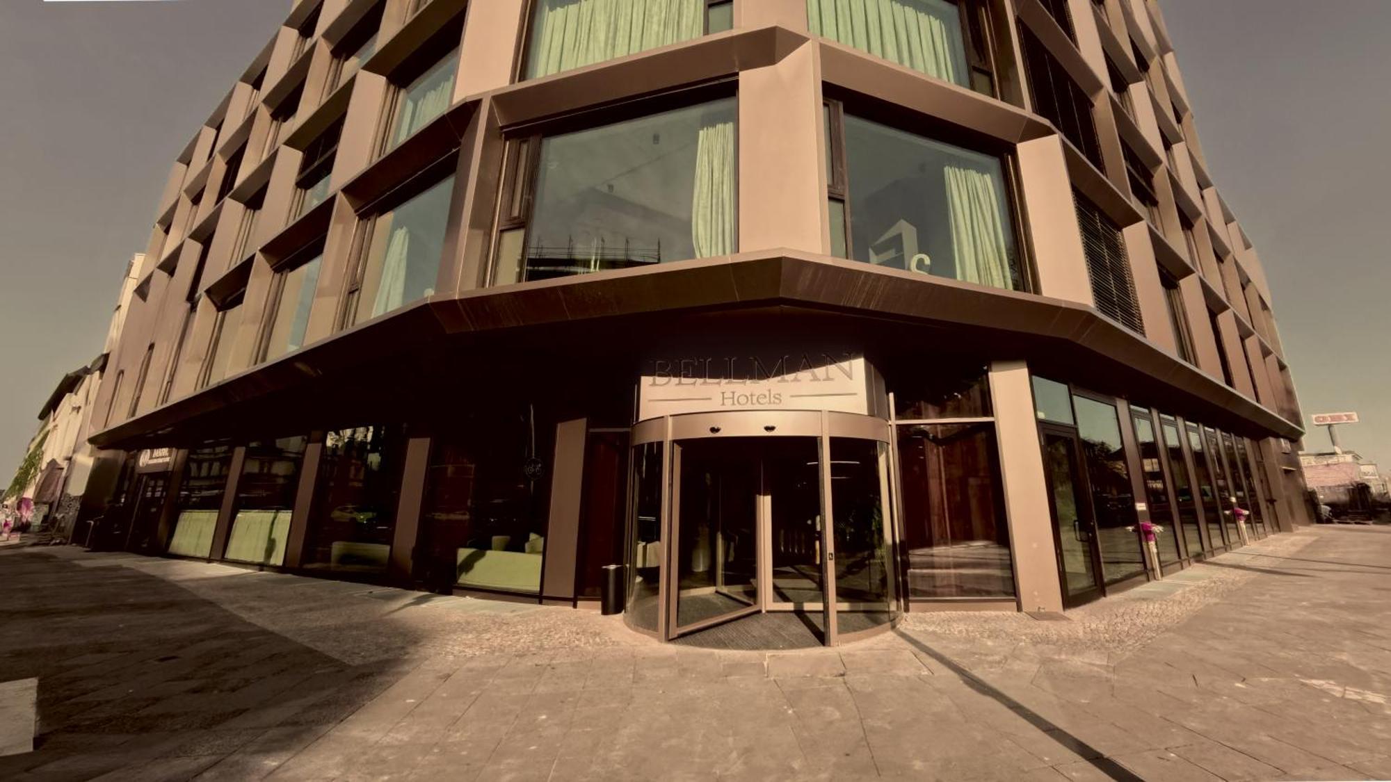 Hotel Bellman
